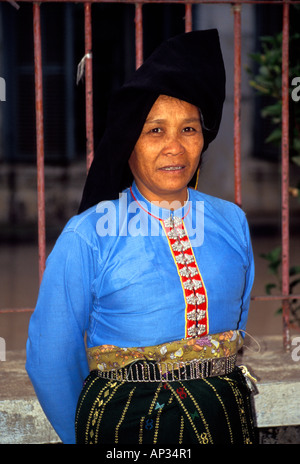 Tai dam ethnique minorité colline tribu dame vendre ses marchandises au marché, Luang Prabang, Laos Banque D'Images