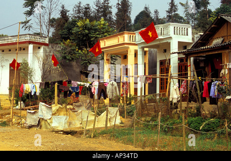 Vol de drapeaux vietnamiens maisons, Bac Ha, village du nord Vietnam Banque D'Images