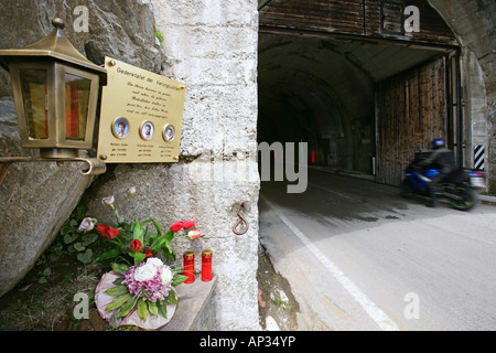 Moto tour en juin sur les passages alpins, la mémoire des victimes en moto, tunnel, col Timmelsjoch au sommet entre l'Autriche Banque D'Images