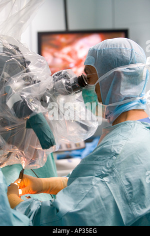 Prof M Lavoie est un homme de superlatifs médical, une autorité internationale sur la neurochirurgie, il a participé à plus de 20,000 Banque D'Images