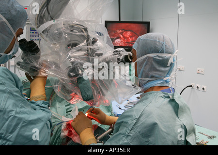 Prof M Lavoie est un homme de superlatifs médical, une autorité internationale sur la neurochirurgie, il a participé à plus de 20,000 Banque D'Images