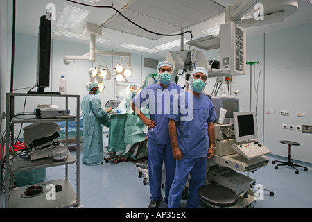 Prof M Lavoie est un homme de superlatifs médical, une autorité internationale sur la neurochirurgie, il a participé à plus de 20,000 Banque D'Images