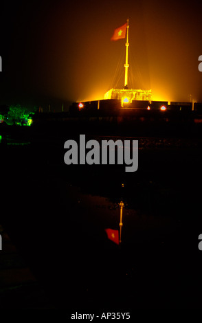 Citadelle royale lit up at night time, Hue, Vietnam Banque D'Images