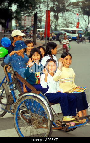 Enfants en pousse-pousse à vélo (cyclo), Hue, Vietnam Banque D'Images