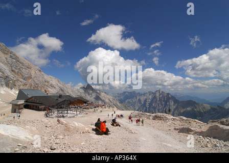 Les gens d'admirer la vue panoramique depuis la Zugspitzplatt, Zugspitze, Haute-Bavière, Bavière, Allemagne Banque D'Images