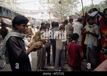 Hommes mangeant, New Delhi, Inde Banque D'Images