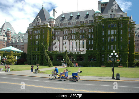 Une location de voitures attire en face de l'hôtel Empress, Victoria, Colombie-Britannique, Canada. Banque D'Images