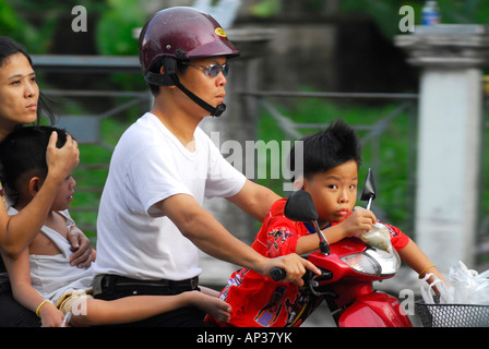 La famille thaï sur une moto, la ville de Phuket, Thaïlande Banque D'Images