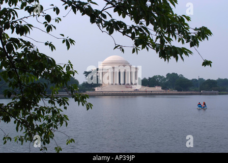 Le Thomas Jefferson Memorial encadrée par des branches d'arbre de cerise et Tidal Basin Washington DC United States America USA Banque D'Images