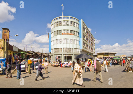 Une scène de rue typique du mercato (marché) à Addis-Abeba. Banque D'Images