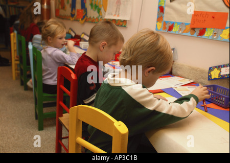 Enfants en train de terminer leurs projets Banque D'Images