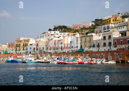 Ponza Marina et maisons colorées, Ponza, Îles Pontines, Italie Banque D'Images