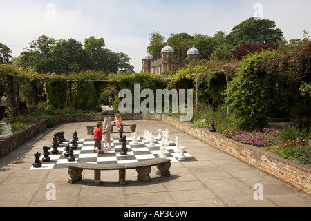 Enfants jouant aux échecs sur une carte géante dans le jardin clos Burton Agnes Hall East Yorkshire UK Banque D'Images
