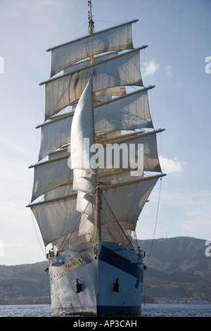 Royal Clipper toutes voiles dehors, la mer Méditerranée, près de Lipari, Sicile, Italie Banque D'Images