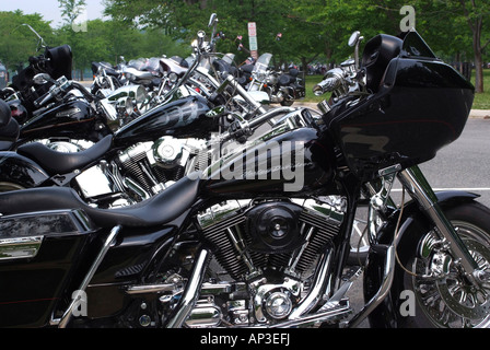 Motos garées parmi des Cerisiers près de Tidal Basin Avant Memorial Day Parade Rolling Thunder Washington DC USA Banque D'Images