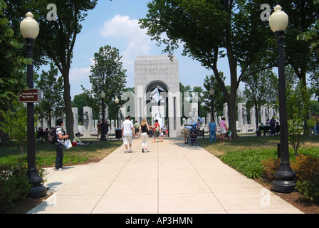 Trottoir menant à la World War II Memorial Pacific Pavilion National Mall Washington DC United States America Banque D'Images