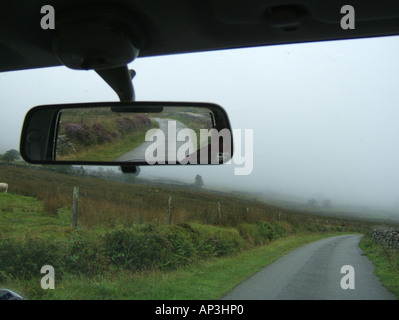 Image concept de voiture sur loenly country lane Banque D'Images