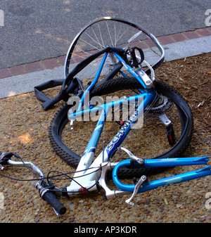 Un vélo bleu mutilés se trouve échoué sur un trottoir à Washington DC United States America USA Banque D'Images