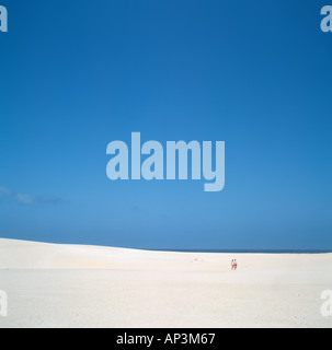 Couple sur les dunes de sable près de Corralejo, Fuerteventura, Îles Canaries, Espagne Banque D'Images