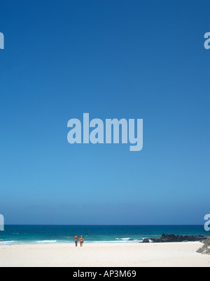 Couple sur une plage déserte près de Corralejo, Fuerteventura, Îles Canaries, Espagne Banque D'Images