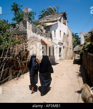 Les femmes arabes en costume traditionnel dans la ville de Lamu, l'île de Lamu, Côte Nord, Kenya, Afrique de l'Est Banque D'Images