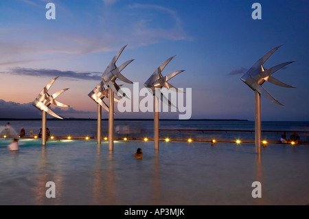 Cairns Esplanade Lagoon au crépuscule Cairns North Queensland Australie Banque D'Images