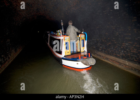 15-04 traditionnels de la navigation dans le tunnel Blisworth Grand Union canal Banque D'Images