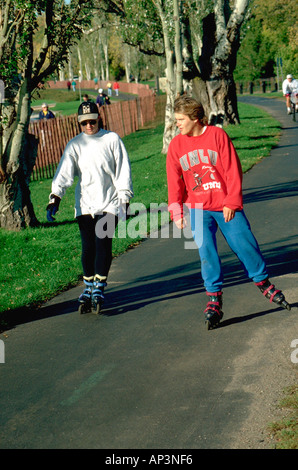 Les amis de 21 ans roller autour du lac Calhoun. Minneapolis Minnesota MN USA Banque D'Images