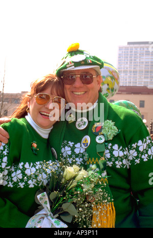 Couple irlandais de 50 ans à célébrer la St Patrick's Day Parade. St Paul Minnesota MN USA Banque D'Images