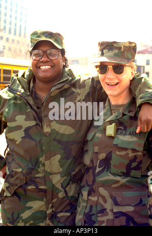Même l'âge de 23 femmes soldats marchant dans la St Patrick's Day Parade s'amusent. St Paul Minnesota MN USA Banque D'Images
