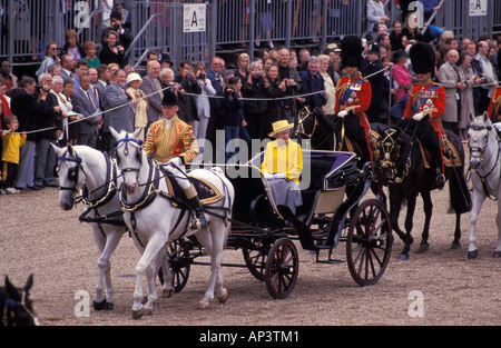 L'Angleterre, Londres, parade du drapeau. La reine Elizabeth II. Banque D'Images