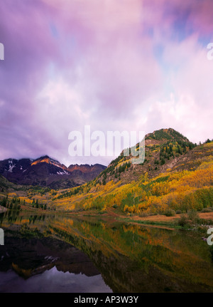 Les maroon bells reflétant dans Maroon Lake Banque D'Images