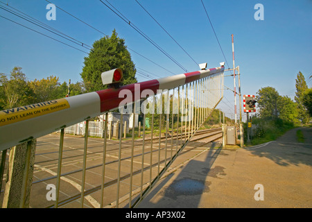 Barrières automatiques à une route rail crossing Banque D'Images