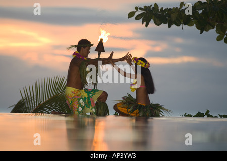 Couple de Tahiti en danse Tamure traditionnelles tenues, Arue, près de Papeete, Tahiti Nui, îles de la société, Polynésie Française Banque D'Images