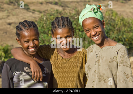 Sur le chemin pour visiter les chutes du Nil Bleu de ce groupe de filles éthiopiennes étaient heureux de poser pour la caméra. Banque D'Images