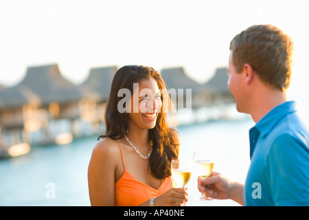 Couple talking, le Bora Bora Nui Resort & Spa, l'île de Bora Bora, îles de la société, Polynésie Française, Pacifique Sud. (MR) Banque D'Images