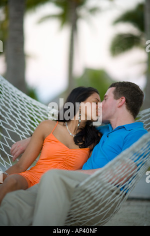 Couple sur hamac, Bora Bora Nui Resort & Spa, l'île de Bora Bora, îles de la société, Polynésie Française, Pacifique Sud. (MR) Banque D'Images