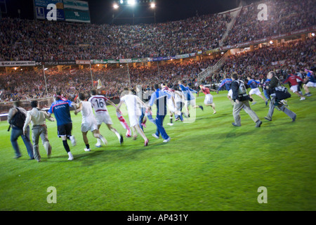 Sevilla FC joueurs célébrer la victoire avec leurs fans. Banque D'Images