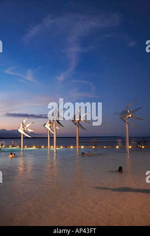 Cairns Esplanade Lagoon au crépuscule Cairns North Queensland Australie Banque D'Images