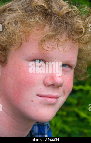 Portrait d'un adolescent australien d'âge secondaire regardant la caméra Banque D'Images