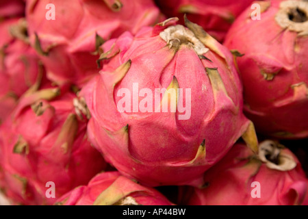 Pitaya, connu sous le nom de Fruit du dragon Rose, en vente sur un étal de marché à Kuala Lumpur, Malaisie. Banque D'Images