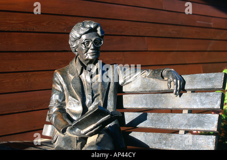 Statue de femme sur le banc reading book Banque D'Images