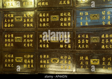 La médecine traditionnelle chinoise est stocké dans des tiroirs dans un magasin à Kuala Lumpur, Malaisie. Banque D'Images