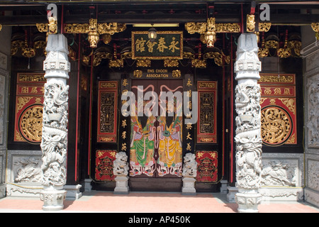 La porte d'un temple de style chinois dans le quartier chinois de Melaka est décoré avec des piliers sculptés et des portes. Banque D'Images