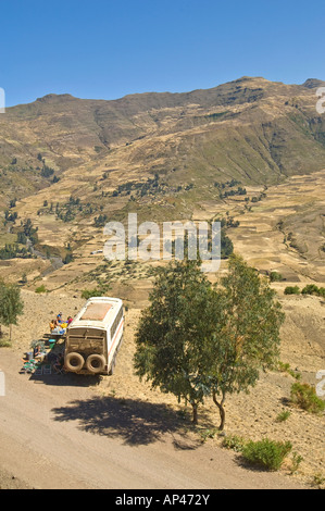 Un camion de terre et les passagers s'arrêter pour déjeuner en route à travers le nord de l'Ethiopie. Banque D'Images