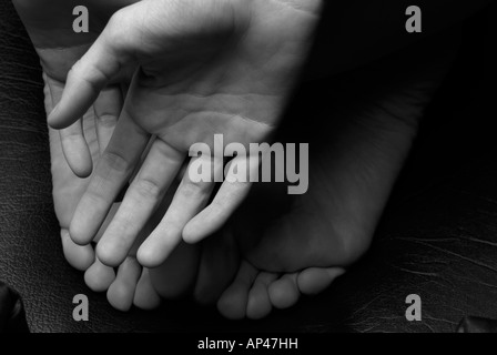 Les mains et les pieds de femme les paumes vers le haut Banque D'Images