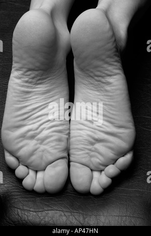 Close-up close up of woman's foot plante B&W noir cuir Banque D'Images