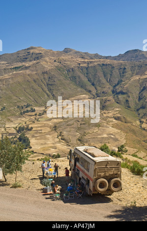 Un camion de terre et les passagers s'arrêter pour déjeuner en route à travers le nord de l'Ethiopie. Banque D'Images