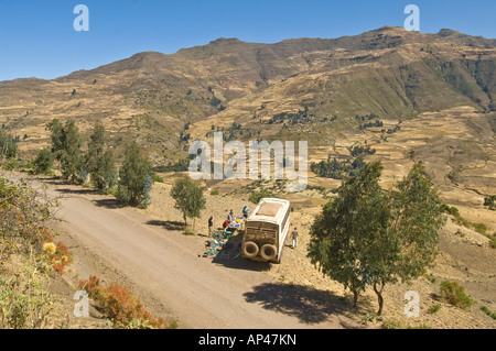 Un camion de terre et les passagers s'arrêter pour déjeuner en route à travers le nord de l'Ethiopie. Banque D'Images