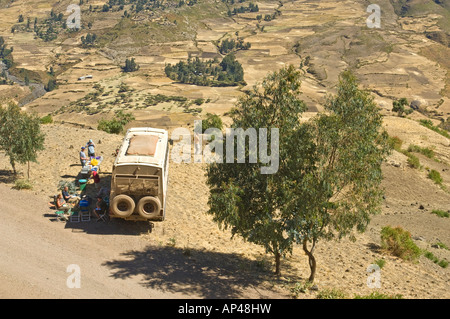 Un camion de terre et les passagers s'arrêter pour déjeuner en route à travers le nord de l'Ethiopie. Banque D'Images